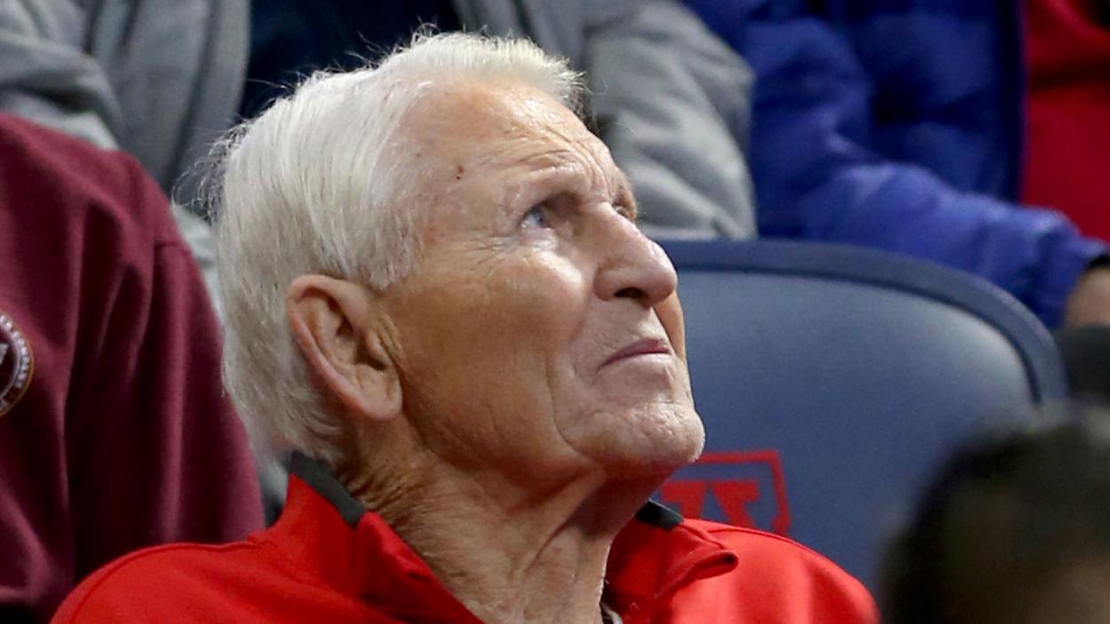 Seen and heard: On Lute Olson's debut, Bill Walton's finale and Arizona's new habit